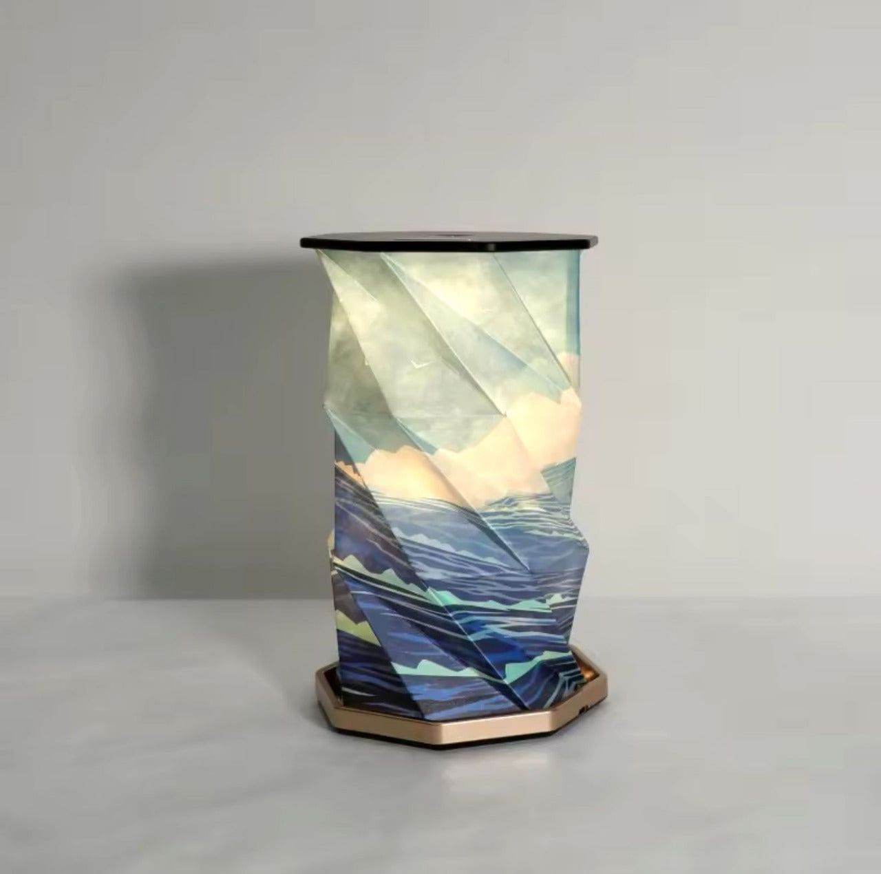 Lampe en papier pliable de style chinois allumée sur une table de chevet, créant une ambiance zen.