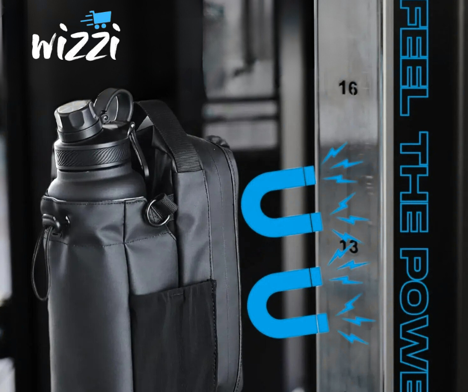 Une bouteille d'eau noire et un sac magnétique Wizzi Tn sont suspendus à une surface métallique, maintenus par des attaches magnétiques en néodyme. Le texte bleu indique FEEL THE POWER, avec des éclairs bleus et le logo Wizzi Tn dans le coin supérieur gauche.