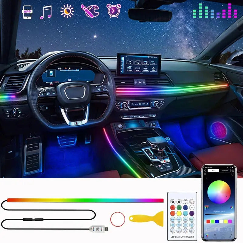 L'intérieur d'une voiture est éclairé avec Wizzi Lumière LED Intérieure Voiture - 16M Couleurs sur le tableau de bord et les caves à pieds. L'encart montre la télécommande, le contrôleur USB, l'application smartphone pour les effets de couleur et les outils pour une installation facile.